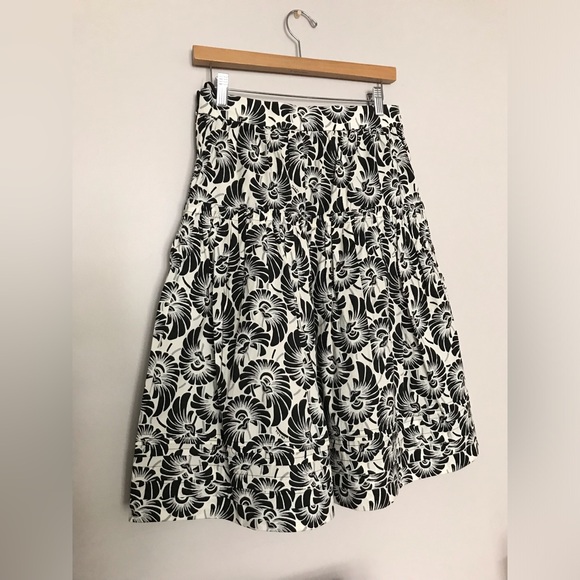 🔥 EUC Prada- Womens Knee Length Cotton Skirt- Floral Design with Prada Logo - Picture 4 of 15